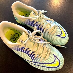 Nike soccer cleats size 1.5